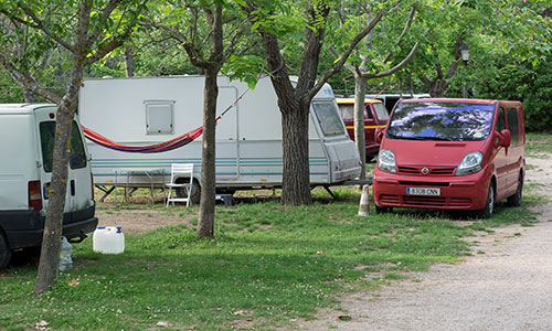 Parcelas Camping Mascún de Rodellar. Acampada en el Parque Natural de la Sierra de Guara.